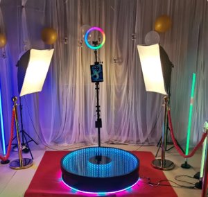 A photo showing the 360 selfiebooth